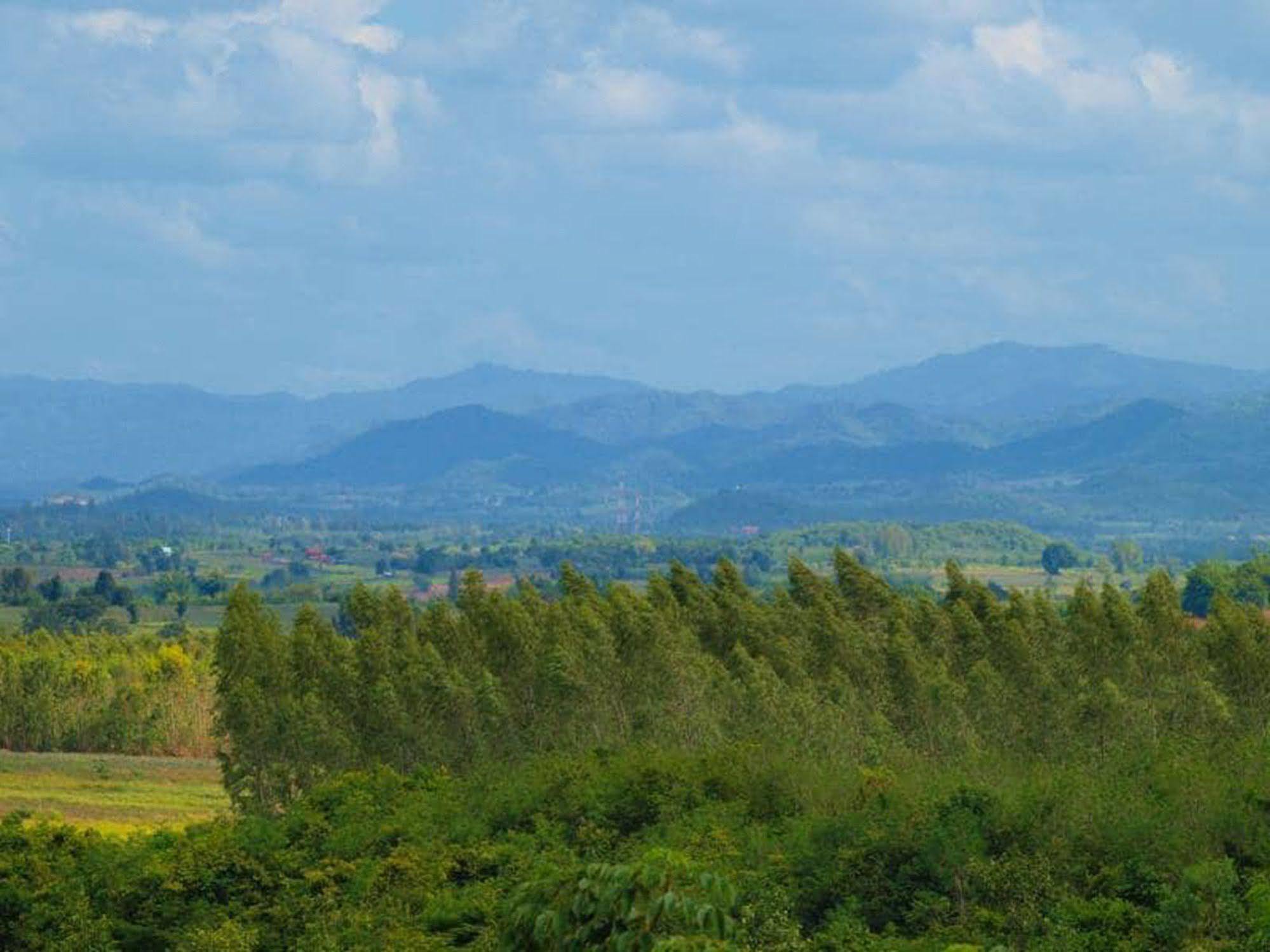 Baanrai Areeya Hotel Suan Phueng Bagian luar foto