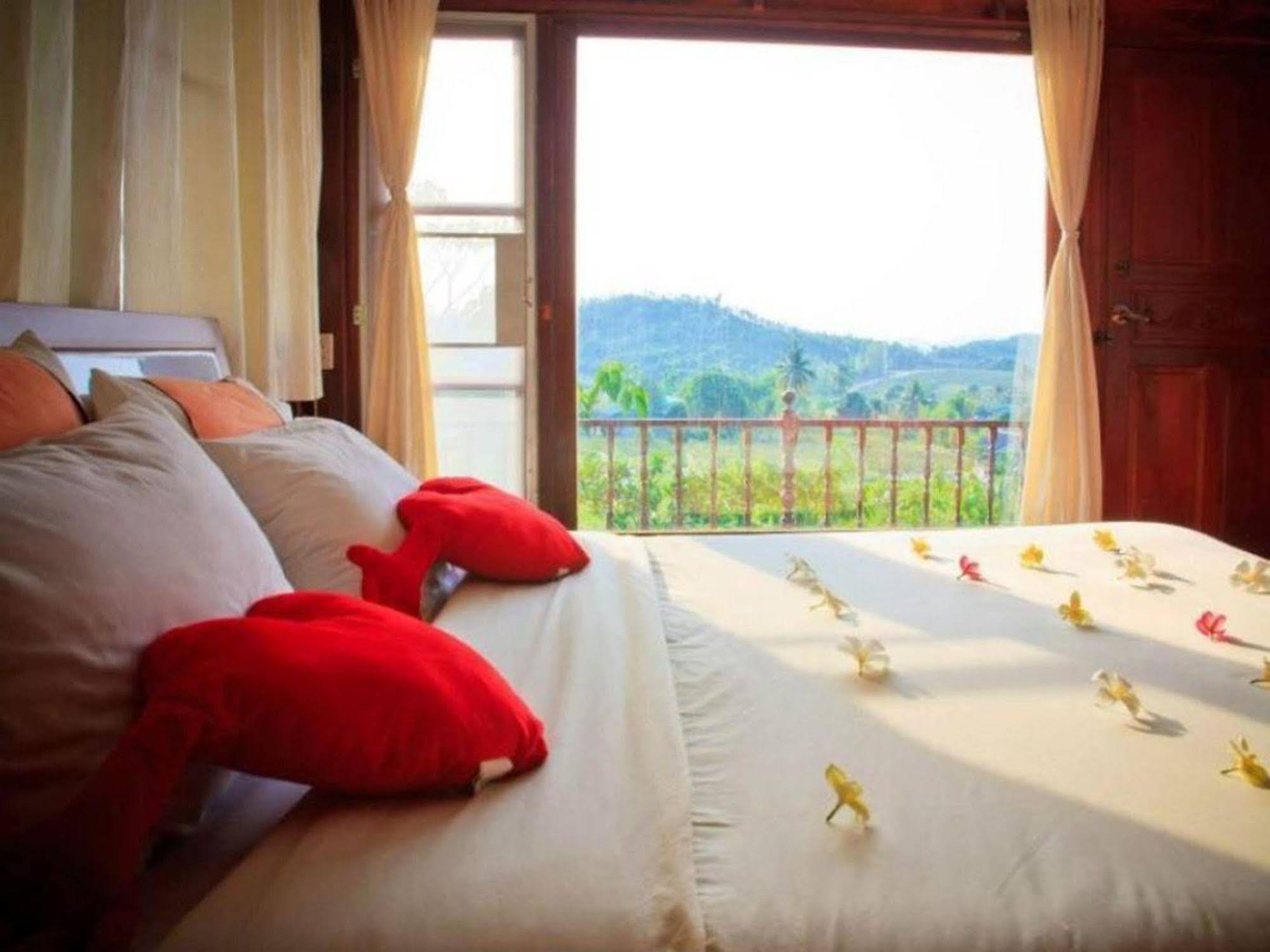 Baanrai Areeya Hotel Suan Phueng Bagian luar foto