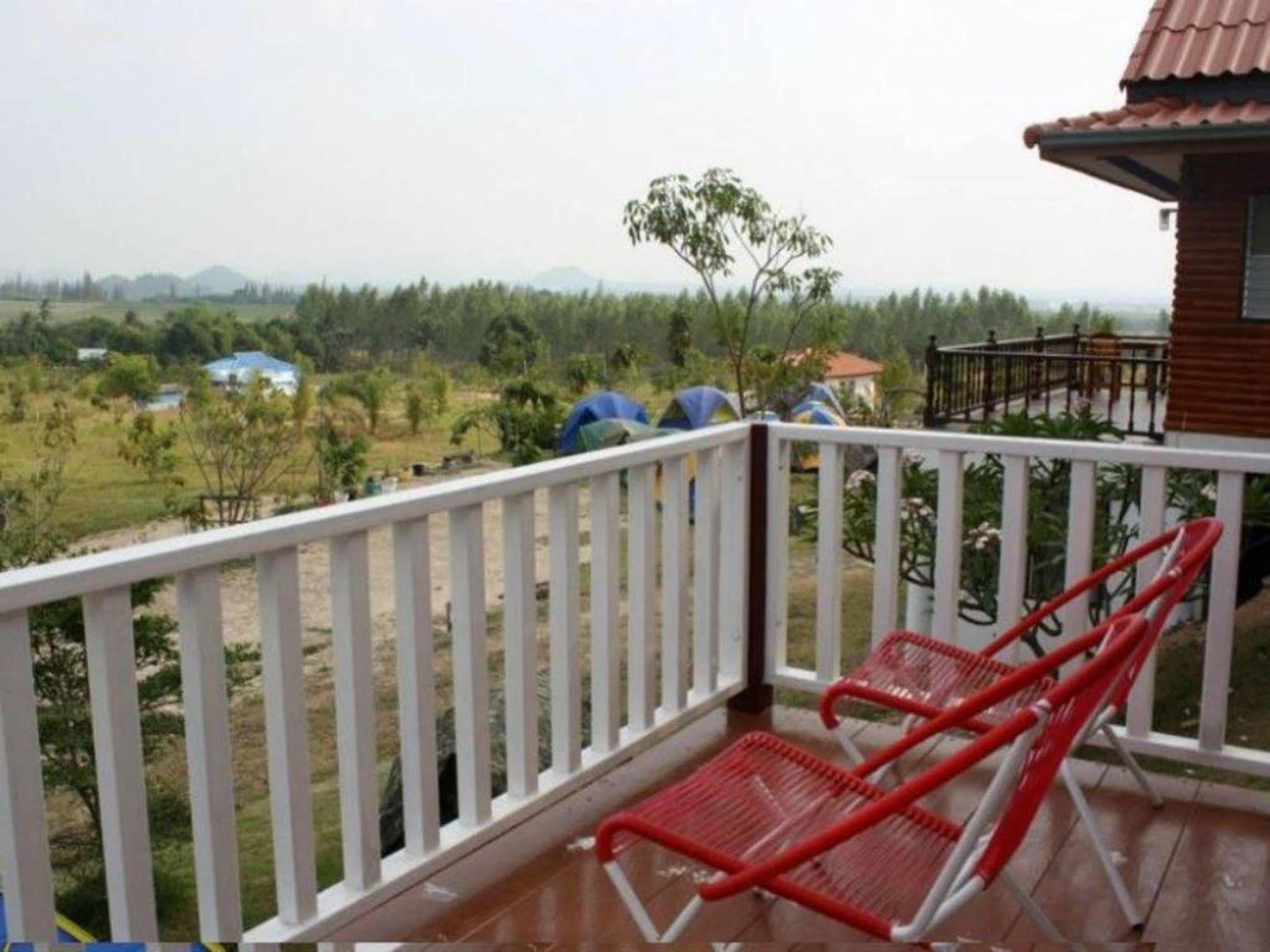 Baanrai Areeya Hotel Suan Phueng Bagian luar foto
